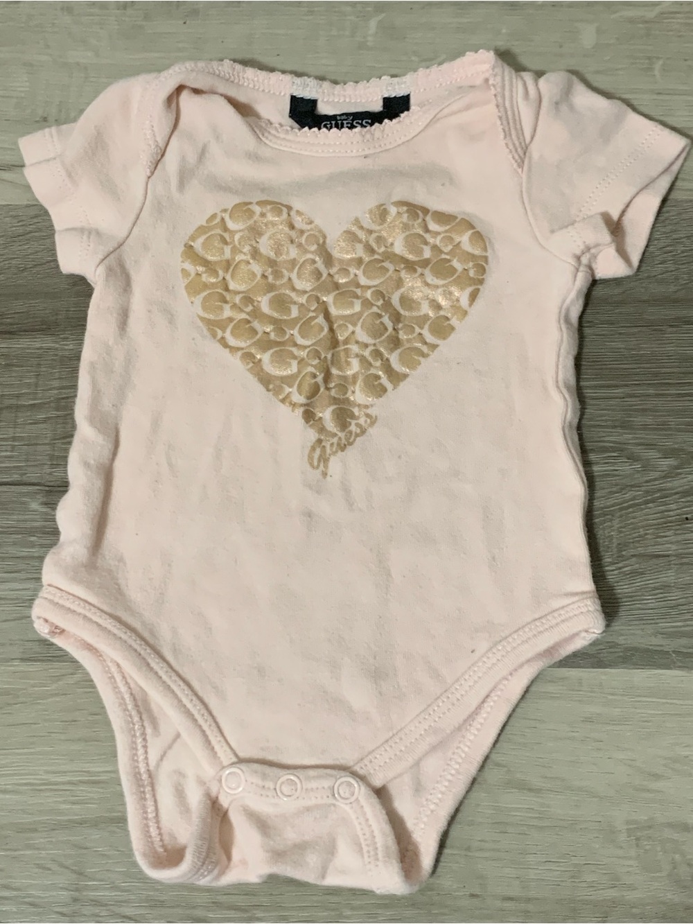 ❤️ Sz 0-3 Months Guess Baby Pink Heart Logo Onesie